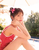 笑容迷人毛晓彤红色格纹连体比基尼泳池写真美照