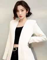 唐艺昕黑白配西服酷飒写真