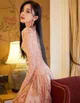 古力娜扎一袭藕粉色镂空花包裙，仙气十足写真图片