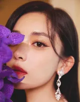 古力娜扎一袭藕粉色镂空花包裙，仙气十足写真图片