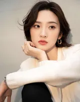 唐艺昕黑白配西服酷飒写真