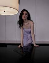 演员倪妮性感紫色抹胸礼服装个性穿搭写真图片