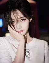 李一桐白色短衫搭配粉色印花元素长裙街拍写真美照