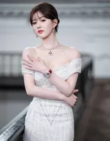 赵露思深V礼服长裙优雅性感穿搭户外写真美照