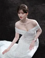 赵露思深V礼服长裙优雅性感穿搭户外写真美照