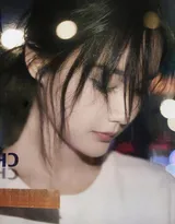 李一桐白色短衫搭配粉色印花元素长裙街拍写真美照