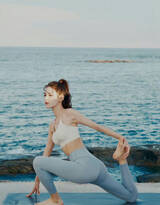 美女张予曦海边瑜伽美照，紧身运动衣显完美身材
