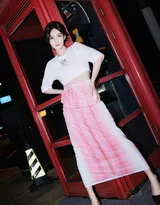 李一桐白色短衫搭配粉色印花元素长裙街拍写真美照