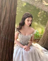 演员白鹿微卷长发搭配性感低胸白裙户外写真拍摄花絮美照