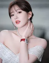 赵露思深V礼服长裙优雅性感穿搭户外写真美照