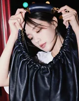 李一桐白色短衫搭配粉色印花元素长裙街拍写真美照