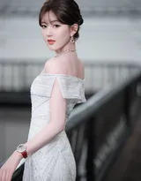 赵露思深V礼服长裙优雅性感穿搭户外写真美照