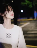 李一桐白色短衫搭配粉色印花元素长裙街拍写真美照