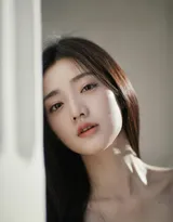 演员黄羿抹胸白裙户外唯美写真照