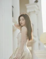 演员黄羿抹胸白裙户外唯美写真照