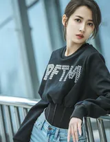  陈钰琪黑色长袖T恤衫搭配浅色牛仔裤街拍图片