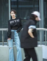  陈钰琪黑色长袖T恤衫搭配浅色牛仔裤街拍图片