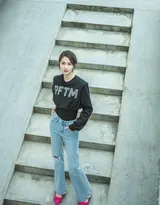  陈钰琪黑色长袖T恤衫搭配浅色牛仔裤街拍图片