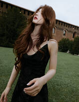 赵露思超美黑色吊带裙户外写真，比她的美更吸引我的是，她有趣的灵魂