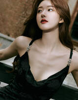 赵露思超美黑色吊带裙户外写真，比她的美更吸引我的是，她有趣的灵魂