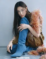 钟楚曦九月刊封面写真大片,自带冷御气质,硬照信手拈来