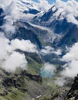 风景如画，白云飘飘，高海拔上的雪山，峡谷，高地，山脉唯美旅游风景图片