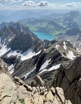 风景如画，白云飘飘，高海拔上的雪山，峡谷，高地，山脉唯美旅游风景图片