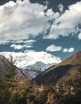 风景如画，白云飘飘，高海拔上的雪山，峡谷，高地，山脉唯美旅游风景图片