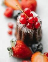 果实成串的紅醋栗搭配各种甜点水果高清好看图片