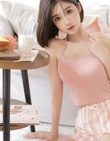 高颜值短发白嫩美女性感粉色吊带背心短裤私房温馨写真图片
