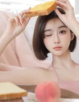 高颜值短发白嫩美女性感粉色吊带背心短裤私房温馨写真图片