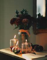 浪漫的花卉和蜡烛温馨居家小装饰图片