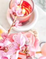 浪漫的花卉和蜡烛温馨居家小装饰图片
