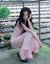 虞书欣粉色玫瑰长裙勾勒曲线身姿娇媚动人老房子露台写真照