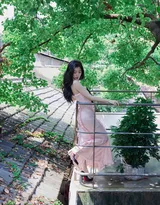 虞书欣粉色玫瑰长裙勾勒曲线身姿娇媚动人老房子露台写真照