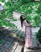 虞书欣粉色玫瑰长裙勾勒曲线身姿娇媚动人老房子露台写真照