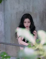 虞书欣粉色玫瑰长裙勾勒曲线身姿娇媚动人老房子露台写真照