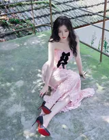 虞书欣粉色玫瑰长裙勾勒曲线身姿娇媚动人老房子露台写真照