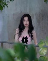 虞书欣粉色玫瑰长裙勾勒曲线身姿娇媚动人老房子露台写真照