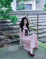 虞书欣粉色玫瑰长裙勾勒曲线身姿娇媚动人老房子露台写真照