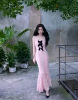 虞书欣粉色玫瑰长裙勾勒曲线身姿娇媚动人老房子露台写真照