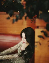 摇曳生姿的美人,迪丽热巴银色钻石礼裙勾勒曼妙身姿高清写真图片