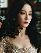 摇曳生姿的美人,迪丽热巴银色钻石礼裙勾勒曼妙身姿高清写真图片