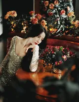 摇曳生姿的美人,迪丽热巴银色钻石礼裙勾勒曼妙身姿高清写真图片