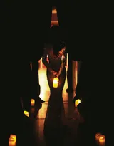 摇曳生姿的美人,迪丽热巴银色钻石礼裙勾勒曼妙身姿高清写真图片