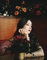 摇曳生姿的美人,迪丽热巴银色钻石礼裙勾勒曼妙身姿高清写真图片