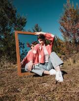 穿着三叶草粉色毛衣牛仔裤欧美美女户外和一面镜子合拍个性另类写真图片