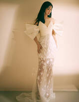 杨紫白色抹胸礼服优雅写真，别致的廓形，展现缱绻的温柔