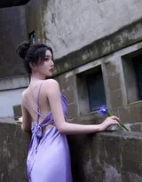 孔雪儿吊带连衣裙紫裙户外写真，大秀性感迷人美背身材