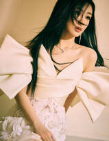 杨紫白色抹胸礼服优雅写真，别致的廓形，展现缱绻的温柔